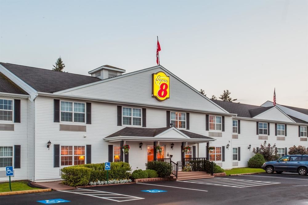 速8夏洛特镇酒店 Cornwall 外观 照片