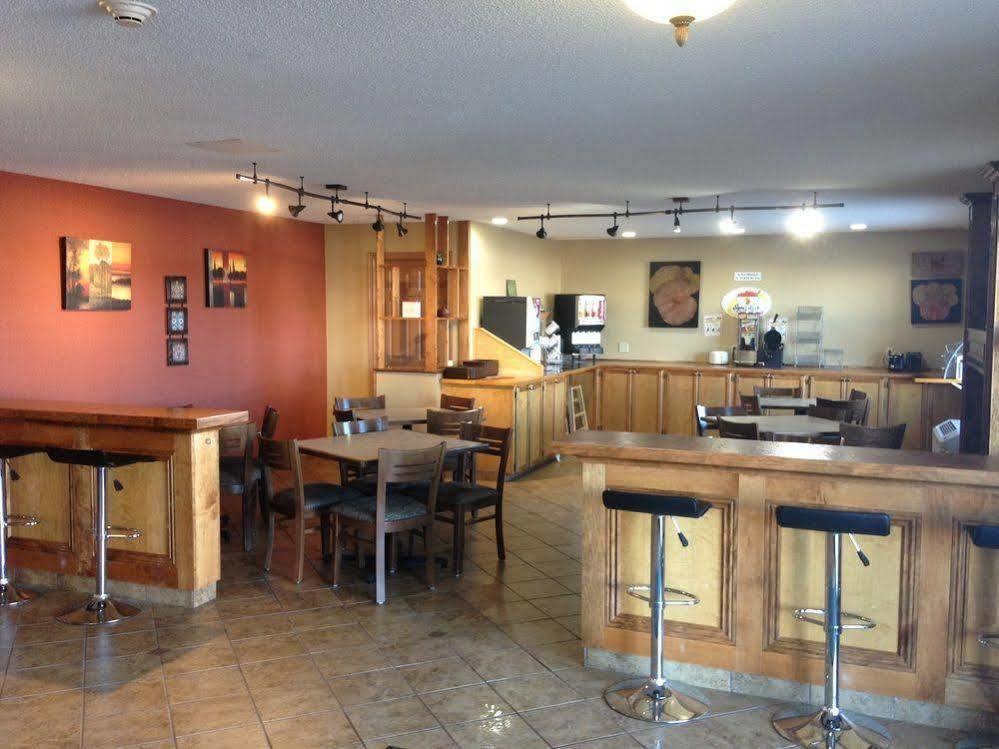 速8夏洛特镇酒店 Cornwall 外观 照片