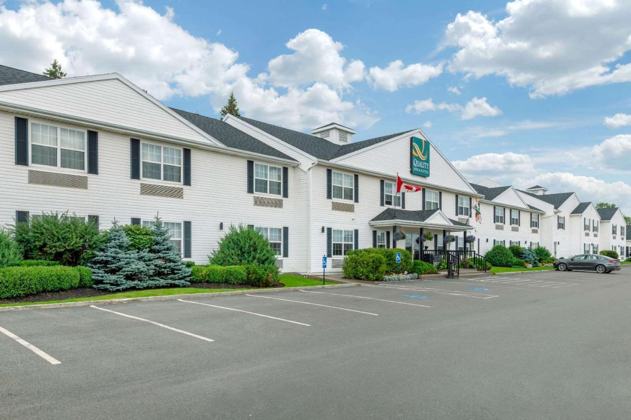 速8夏洛特镇酒店 Cornwall 外观 照片