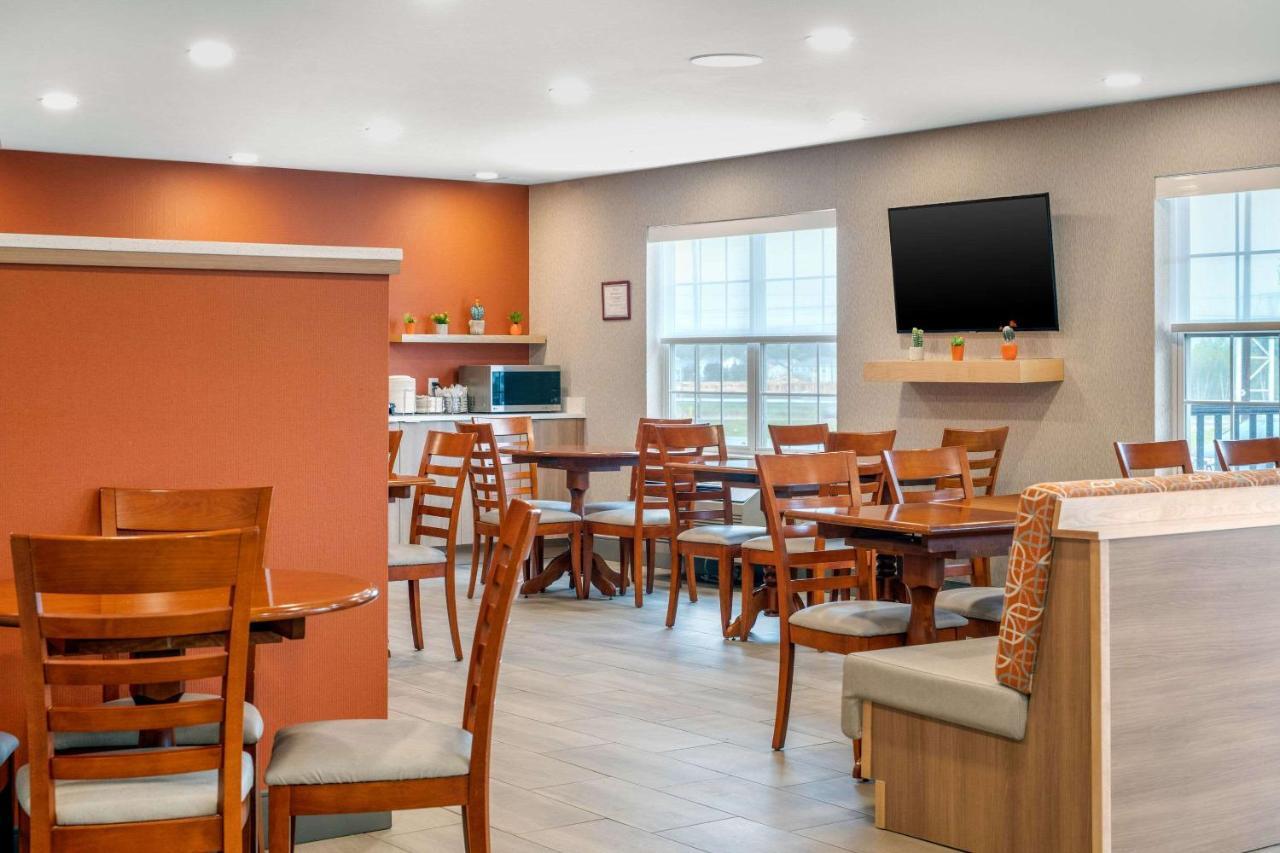速8夏洛特镇酒店 Cornwall 外观 照片